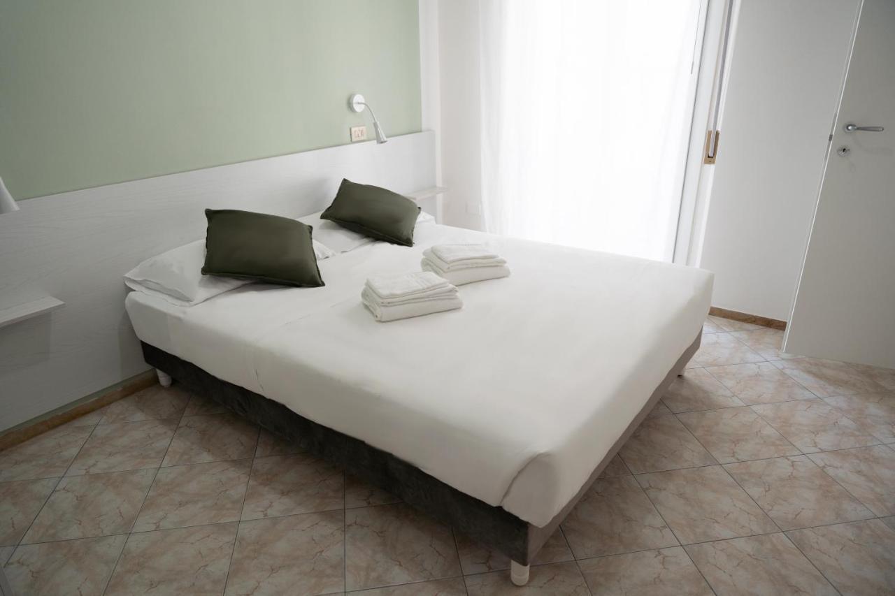 Hotel The Sea Римини Екстериор снимка