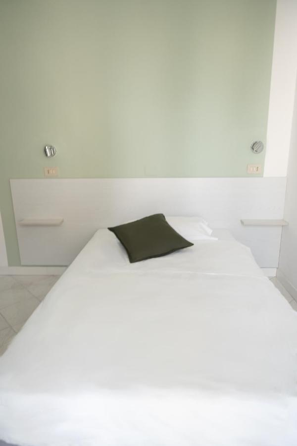 Hotel The Sea Римини Екстериор снимка