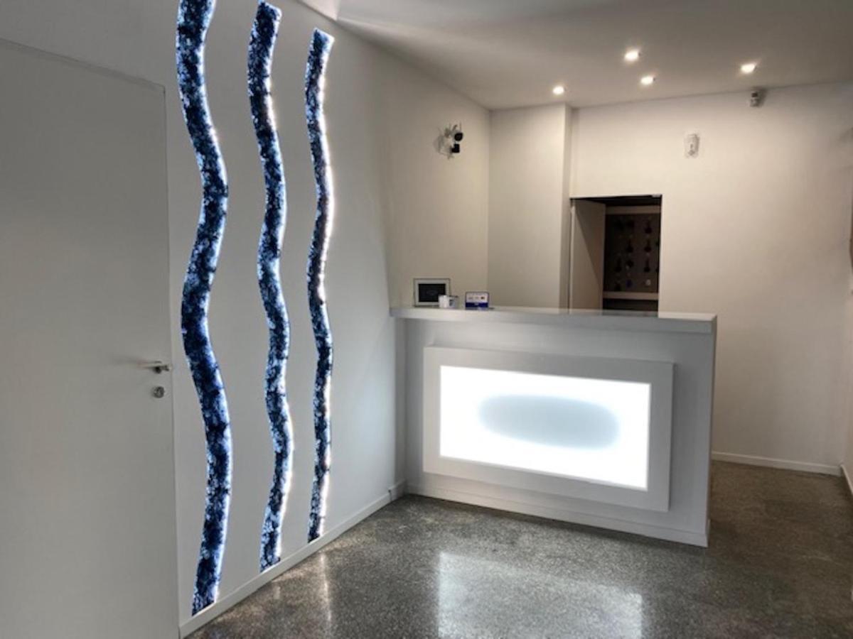 Hotel The Sea Римини Екстериор снимка