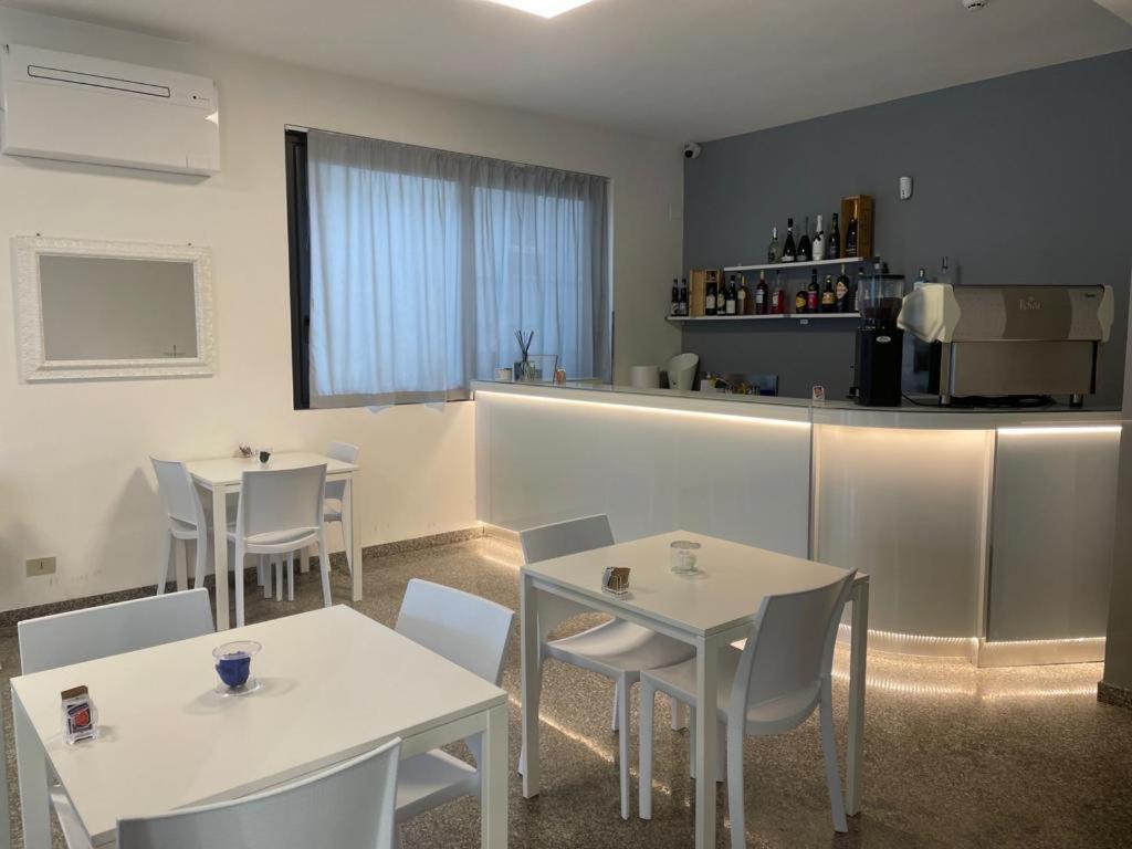 Hotel The Sea Римини Екстериор снимка