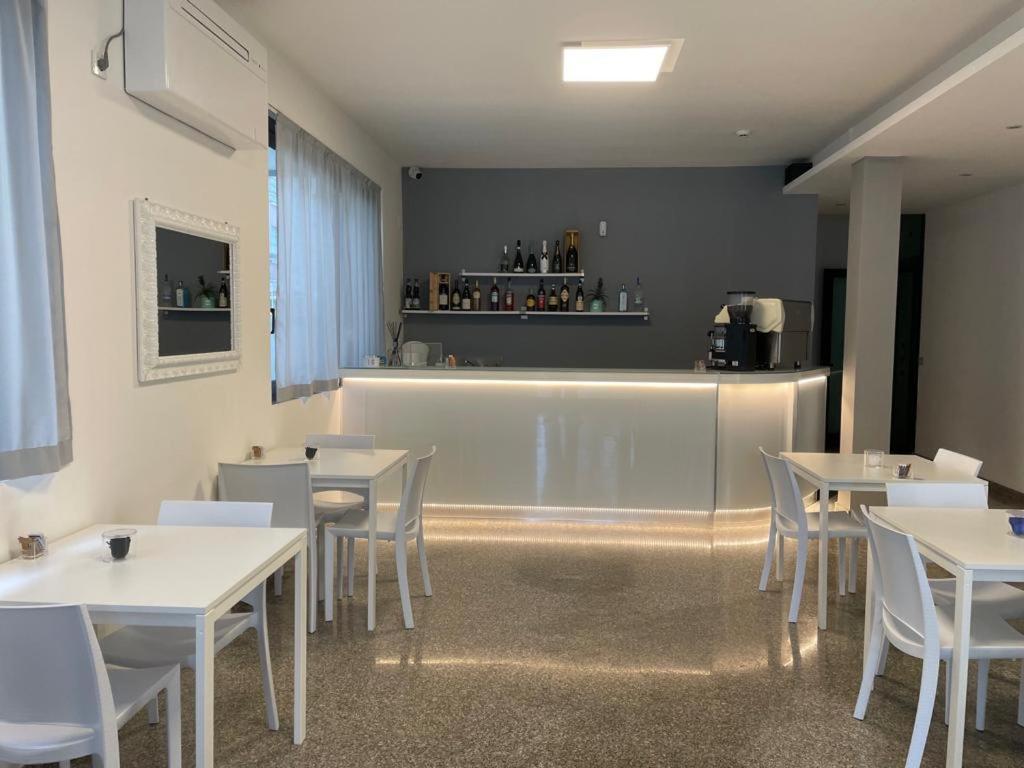 Hotel The Sea Римини Екстериор снимка