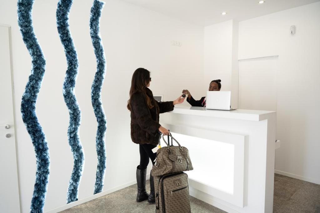 Hotel The Sea Римини Екстериор снимка