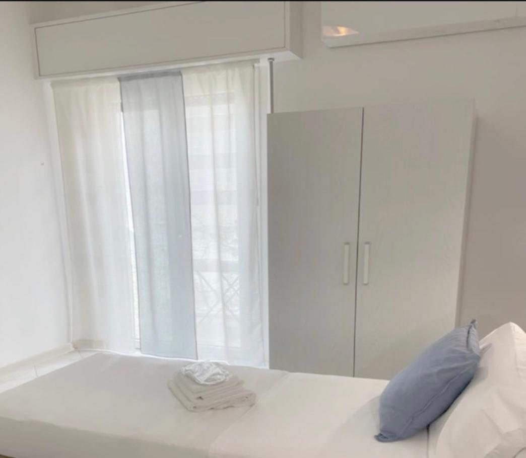 Hotel The Sea Римини Екстериор снимка