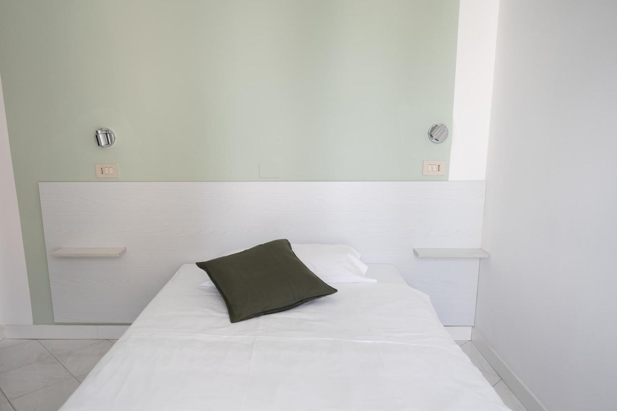 Hotel The Sea Римини Екстериор снимка