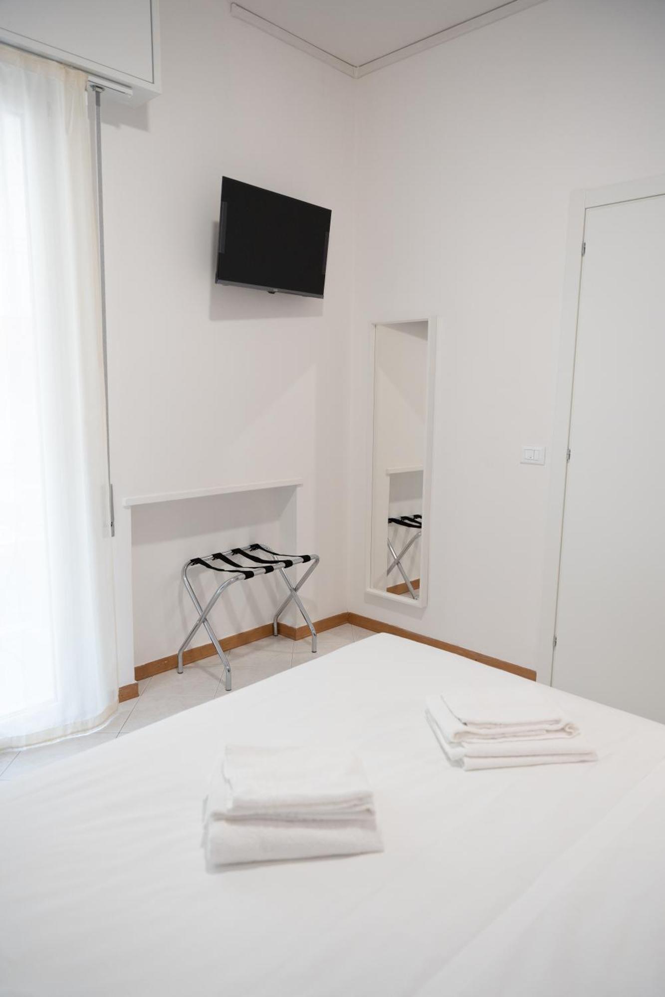 Hotel The Sea Римини Екстериор снимка